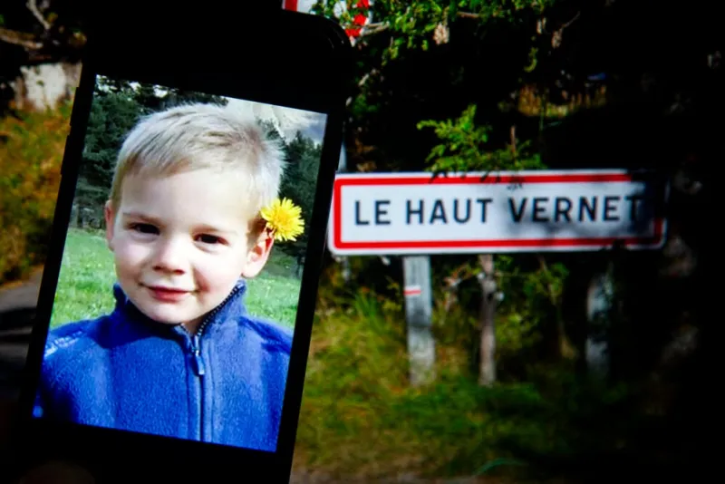 photomontage avec une photographie du petit emile sur un téléphone avec le panneau routier indiquant l'entrée du hameau du haut-vernet en arrière-plan, france, le 2 avril 2024 photo par thibaut durand abacapresscom