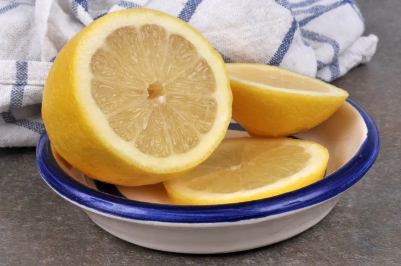 citron tranché dans une soucoupe en gros plan