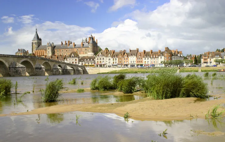 la ville de gien vue du sud de la loire, en berry