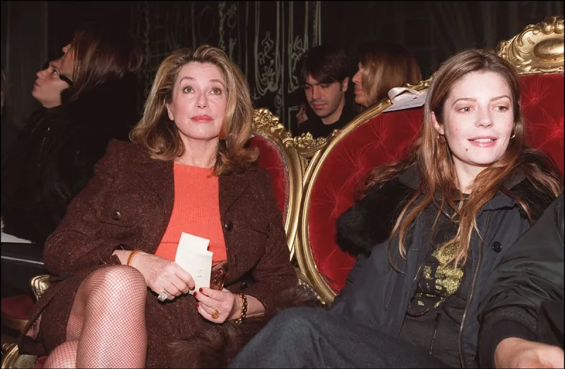 © nicolas khayat abaca 23090-12 paris-france, 21 01 2001 catherine deneuve et sa fille chiara mastroianni au défilé jean-paul gaultier haute couture printemps-eté