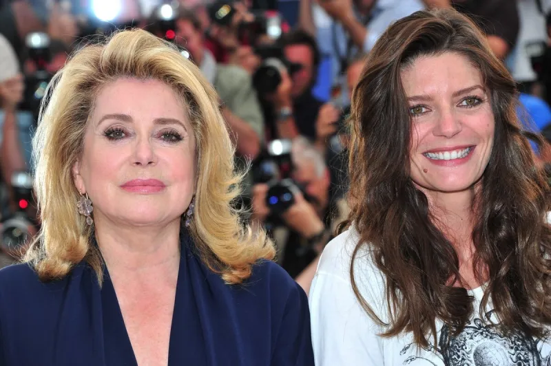 catherine deneuve et chiara mastroianni au photocall 'les bien-aimes' au palais des festivals lors du 64ème festival de cannes le 21 mai 2011 à cannes, france photo by photo by hahn-nebinger-genin abacapresscom