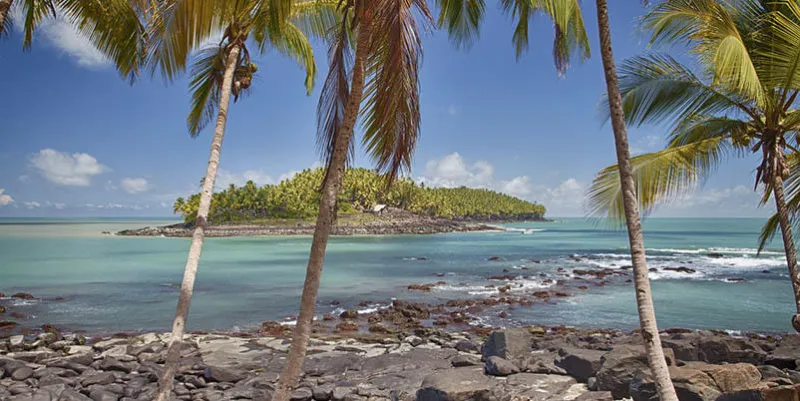 plage de l'île saint joseph en vue de l'île du diable