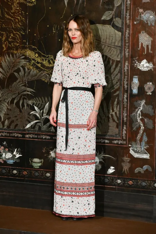 vanessa paradis attends the photocall of the chanel metiers d'art 2019-2020 show at le grand palais on december 04, 2019 in paris, france photo by laurent zabulon abacapresscom , 711811 059 paris france