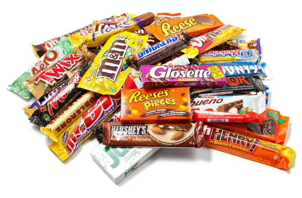 toronto, canada - 8 mai 2012 ceci est un projectile de studio d'une variété de produits de chocolat fabriqués par diverses sociétés, y compris, nesthe, hershey, mars inc, cadbury et spa ferrero isolé sur fond blanc