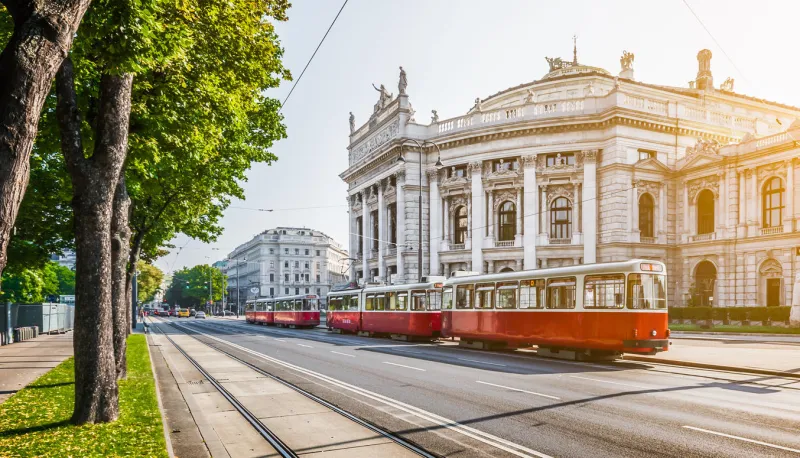 célèbre wiener ringstrasse avec burgtheater historique (théâtre de la cour impériale) et tramway électrique rouge traditionnel au lever du soleil avec effet de filtre de style instagram vintage rétro à vienne, autriche