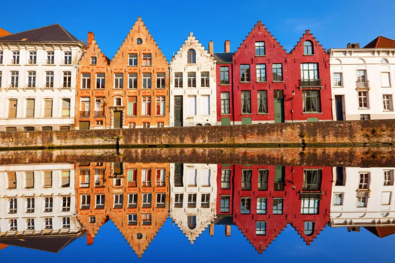 spinolarei reflété dans le canal dans une journée ensoleillée belgique