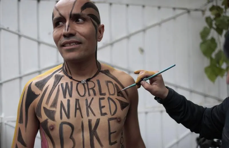 cyclistes nus prennent part à la balade à vélo dans le monde pour protester contre les émissions de gaz des voitures et des conducteurs agressifs à mexico en juin 11