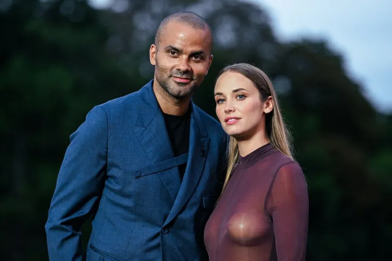 tony parker et agathe teyssier napoletano posant pour des photos sur le tapis rouge de l'événement the prelude to the olympics tenu à la fondation louis vuitton à paris, france, le 25 juillet 2024 photo par anthony behar spus bacapresscom