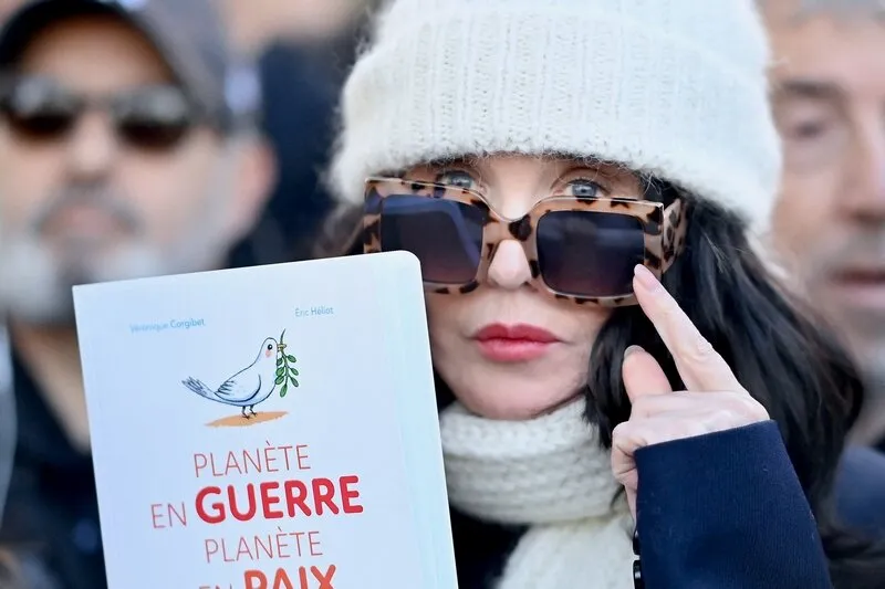 isabelle adjani participe à une marche silencieuse, en tant que célébrités et artistes pour la paix au moyen-orient, à paris, france, le 19 novembre 2023 photo par franck castel abacapresscom