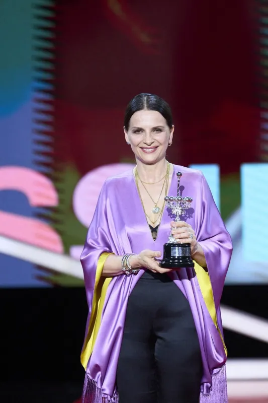 juliette binoche receives the donostia award during the 70th san sebastian international film festival at kursaal palace on september 18, 2022 in san sebastian, spain photo by abacapresscom , 825145 098 san sebastian espagne spain