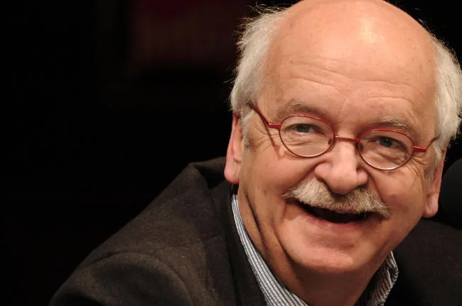 erik orsenna pendant le 1oooth de 'service public' sur france inter station de radio à paris, france le 28 janvier 2011 photo par giancarlo gorassini abacapresscom