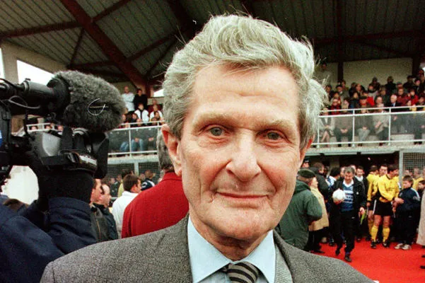 portrait pris le 21 mars 1999 à cabourg, du professeur léon schwartzenberg, lors de l'inauguration du stade fernand sastre   afp photo   mychele daniau