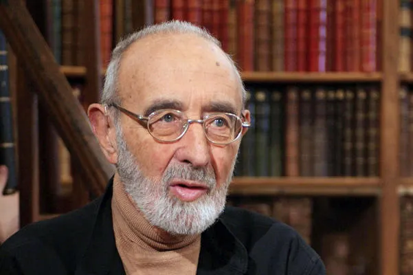 l'ancien ministre de l'agriculture et de l'equipement edgard pisani pose, le 11 février 2004 à paris, avant de participer à l'émission bibliothèque médicis intitulée les couacs de la mondialisation    afp photo   eric feferberg