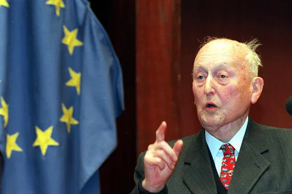 l'ancien président du conseil et maire de strasbourg, pierre pflimlin, s'adresse aux parlementaires du conseil de l'europe, le 05 février à strasbourg, à l'occasion de son 90e anniversaire   afp photo   philippe huguen