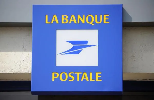 une photo prise le 27 mars 2013 montre le logo de la banque postale la banque postale, filiale du service postal français, dans une agence du centre de la ville de montpellier (sud) afp photo pascal guyot