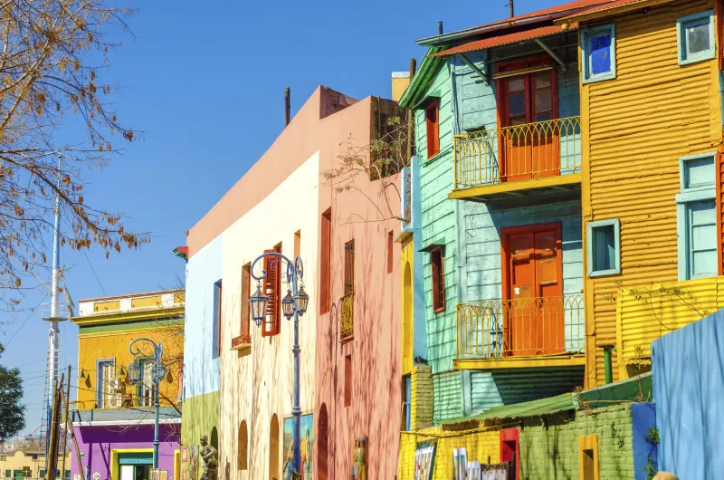couleurs vives de la rue dans le quartier de buenos aires, argentine