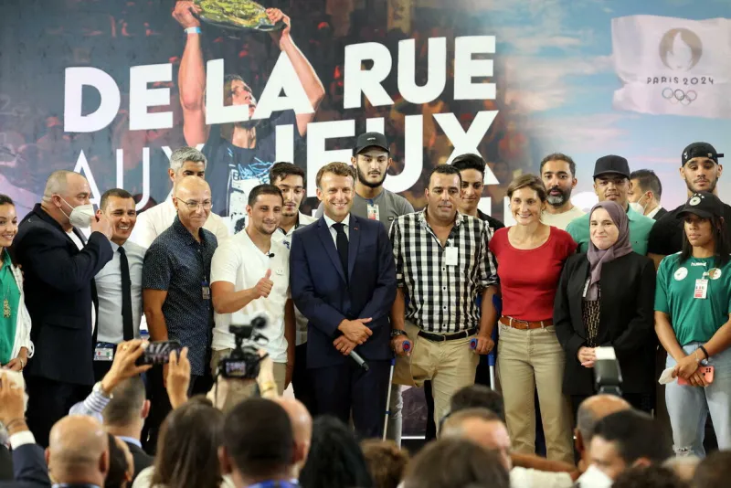 le président macron assiste à une manifestation de breakdance - oran