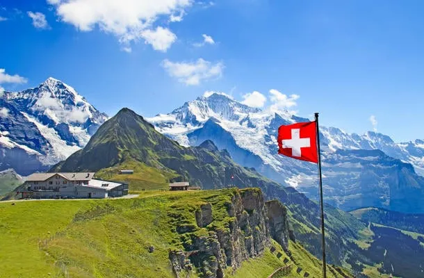 drapeau suisse sur le dessus de mannlichen (région de jungfrau, bern, suisse)