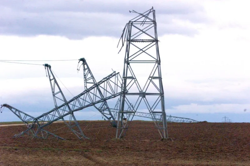 des pylônes d'une ligne à haute tension de 20 000 volts ont été abattus par le vent, le 26 décembre 1999, dans la campagne de truchtersheim (image electronique) (photo by damien meyer   afp)