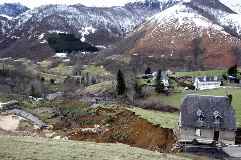 une maison se dresse au bord d'un fossé suite à un glissement de terrain dû à la pluie et à la fonte des neiges, le 28 février 2015 à gazost dans les pyrénées françaises afp photo laurent dard