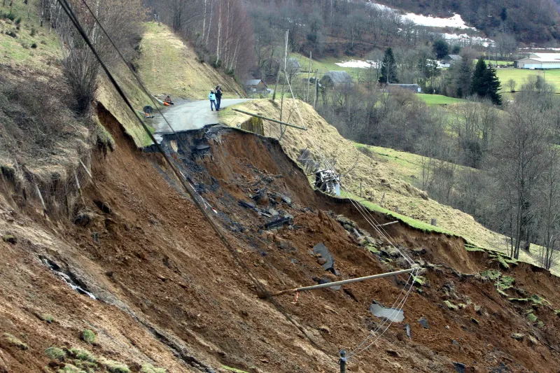 une route est coupée suite à un glissement de terrain dû à la pluie et à la fonte des neiges, le 28 février 2015 à gazost dans les pyrénées françaises afp photo laurent dard