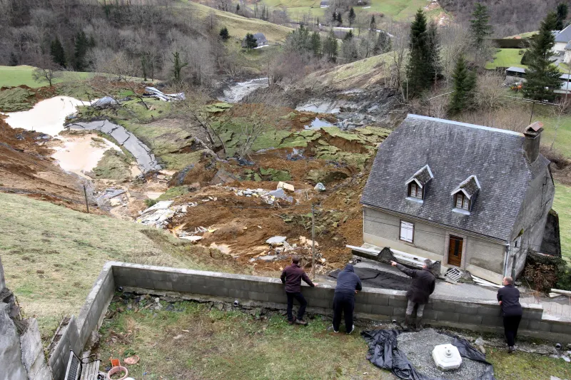 les gens observent un vide suite à un glissement de terrain dû à la pluie et à la fonte des neiges, le 28 février 2015 à gazost dans les pyrénées françaises afp photo laurent dard