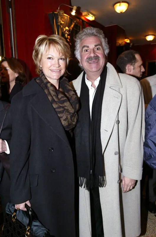 © pierre hounsfield abaca 42015-2 paris-france 03 02 2003 roland magdane et sa femme arrivent au théâtre du gymnase, pour une représentation du spectacle des chevaliers du fiel, repas de famille