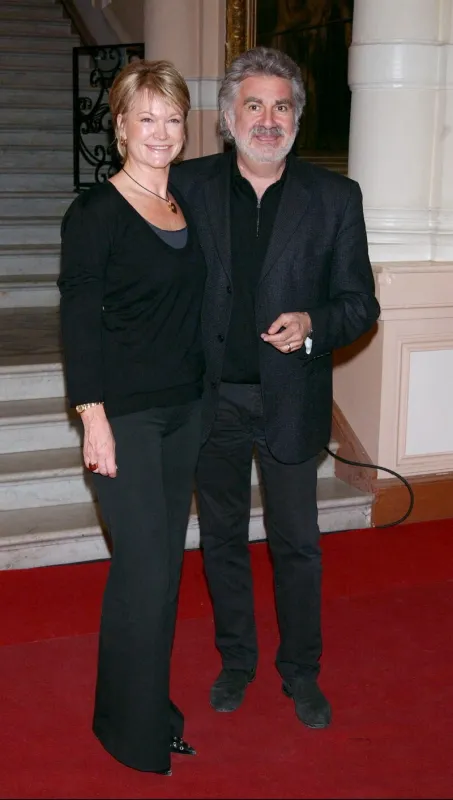 © serge arnal abaca 55742-31 luchon-france, 07 février 2004 l'acteur français roland magdane et son épouse marie-claude assistent au festival international du film et de la télévision