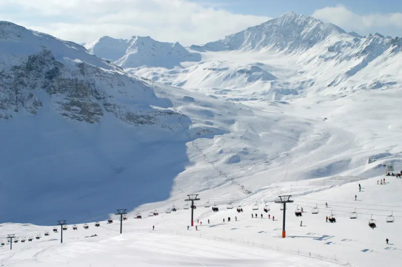 a picture of the french alpes, more specifically the famous espace killy ski-space in val d'isere 3000m above sea level, extremely clean air, pure white snow and few people -> absolutely the best ski experience