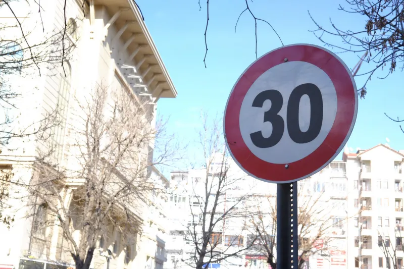 a turkish road sign for a 30 kmh per hour speed limit area