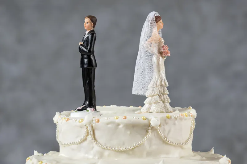 wedding cake spouses turning their backs to each other for emerging problems