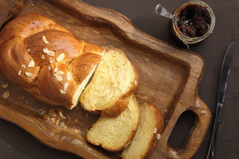 sweet brioche bread on tray with knife and marmalade