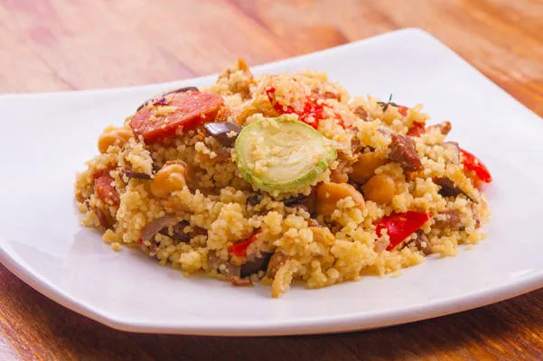 couscous traditionnel au pepperoni, courgettes, noix et herbes