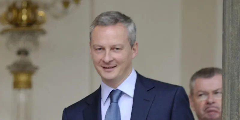 le ministre de l'économie française françois baroin (1) et le ministre de l'agriculture et de la pêche bruno le maire quittent le palais d'elysée après la réunion hebdomadaire du cabinet le 13 juillet 2011 à paris afp photo eric feferberg