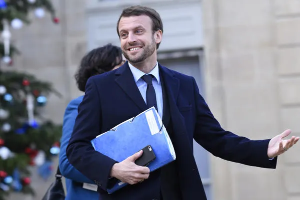 le ministre de l'economie français, emmanuel macron, quitte le palais d'elysée après la réunion hebdomadaire du cabinet le 4 janvier 2016 à paris après la photo du lionel bonaventure après le lionel bonaventure