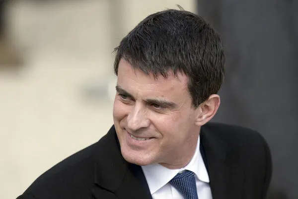 le ministre de l'intérieur français manuel valls sourit en quittant le palais d'elysée le 26 mars 2014, à paris, après la réunion hebdomadaire du cabinet afp photo alain jocard