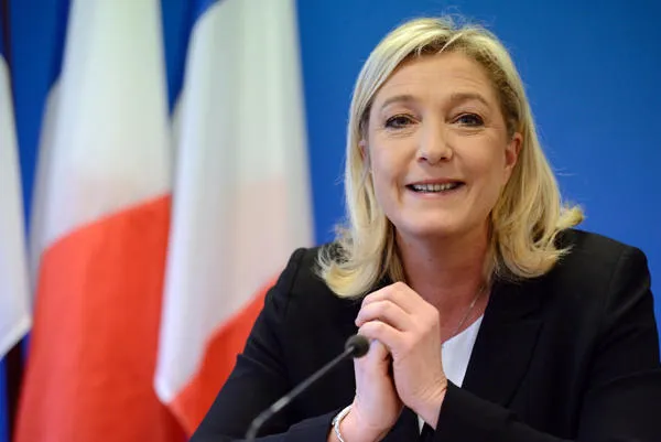 la présidente du parti d'extrême-droite français (fn), marine le pen, adresse ses voeux de nouvel an lors d'une conférence de presse le 8 janvier 2013 au siège de la fête à nanterre, près de paris afp photo eric feferberg