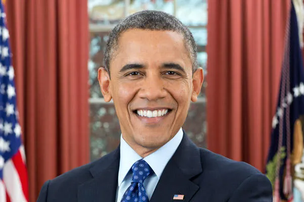 le président barack obama est photographié lors d'un portrait présidentiel pour une photo officielle dans le bureau ovale, le 6 décembre 2012 (photo officielle de la maison blanche par pete souza)
