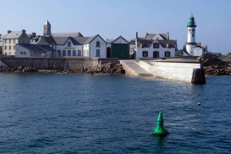 entrée du port de l'île de sein en bretagne