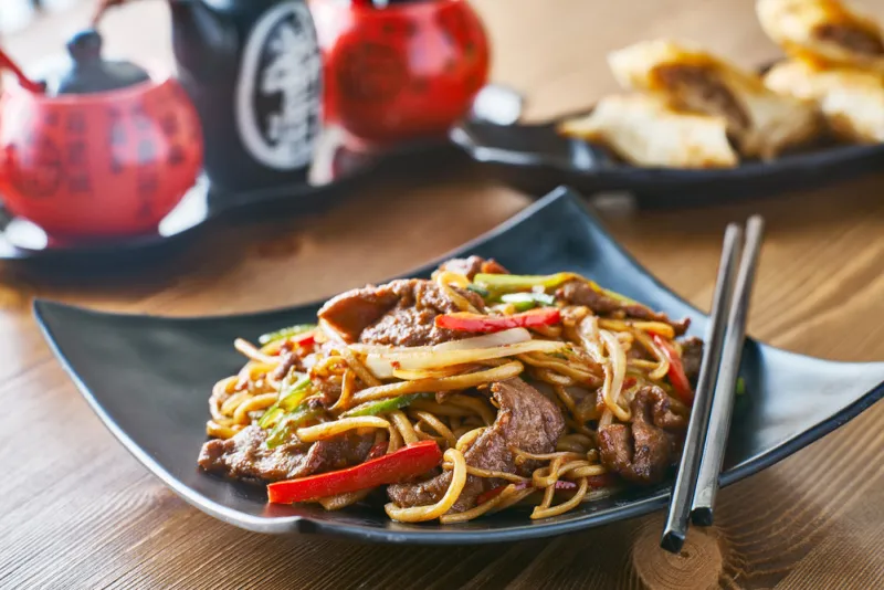 asian stir fried noodles with beef peppers and onions