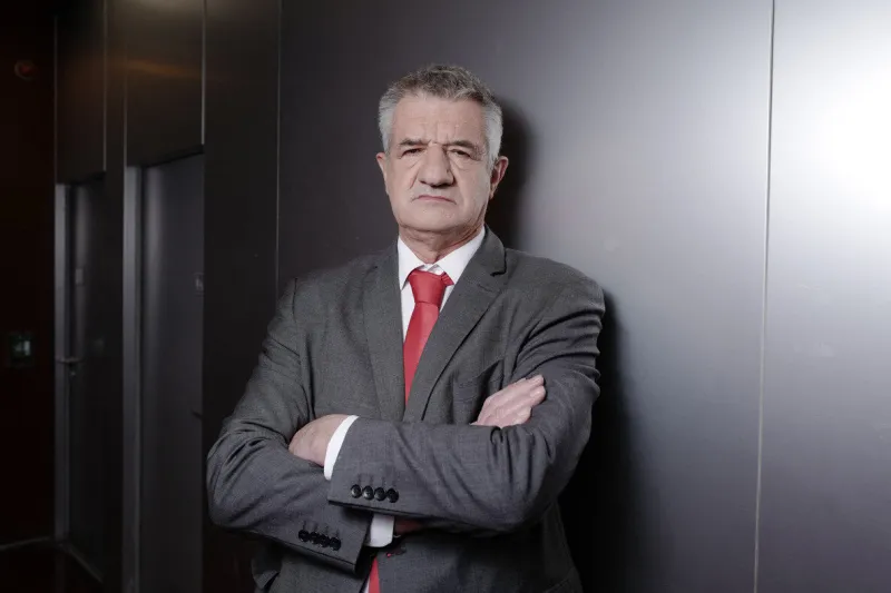 jean lassalle, tête de liste de l'alliance rurale pose pour des photos avant une interview pour dimanche en politique sur la chaîne france 3 à paris, france le 05 mai 2024, à paris, france photo by stephane le tellec abacapresscom