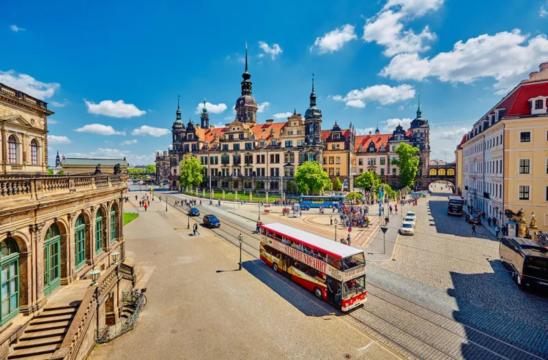 bus touristique, bus à impériale, bus touristique, visite de la ville depuis la vue sur le zwinger avec vue sur la cathédrale de dresde