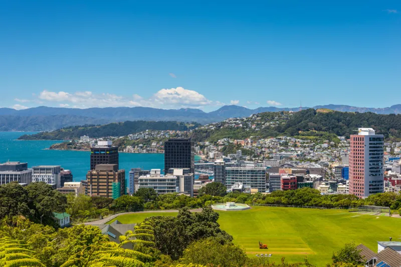 wellington city panorama, avec terrain de cricket au premier plan, du sommet du téléphérique vers mt victoria, north island new zealand