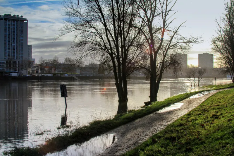 flood of the seine at the pont du port à l'anglais in vitry-sur-seine