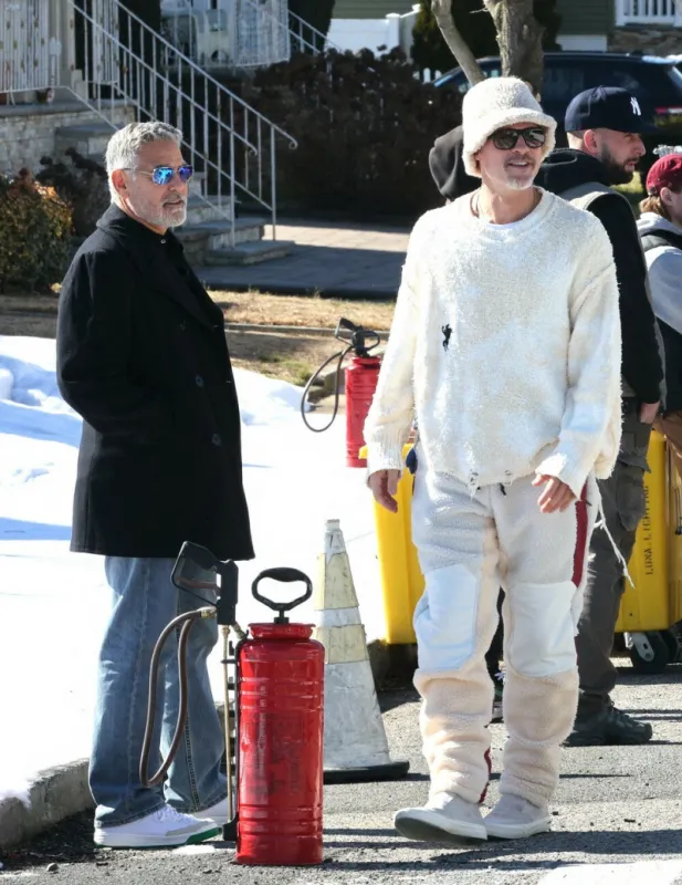 brad pitt and george clooney pictured at the wolves set in queens, new york city, ny, usa on february 13, 2023 photo by jose perez splash news abacapresscom , 842150 001 new york city etats-unis united states