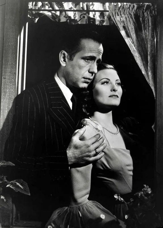 michele morgan with humphrey bogart in the movie passage pour marseille of michael curtiz, 1943 <motcle99> morgan michele noir et blanc black-and-white photograph < motcle99>