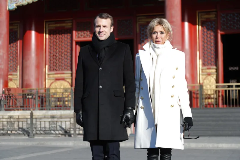 french president emmanuel macron (l) and his wife brigitte macron pose during their visit to the forbidden city in beijing on january 9, 2018    afp photo   pool   charles platiau