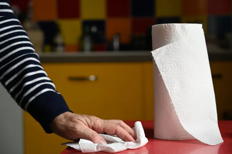 clean a table with paper towels