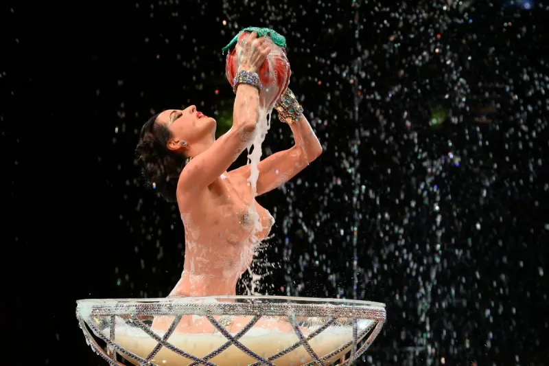 dita von teese se produit lors du défilé alexis mabille haute couture automne hiver 2024-2025 dans le cadre de la semaine de la mode de paris, le 25 juin 2024 à paris, france photo par laurent zabulon abacapresscom