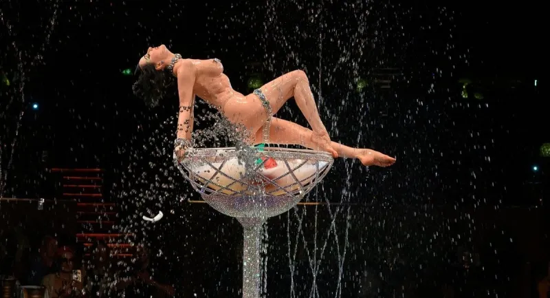 dita von teese se produit lors du défilé alexis mabille haute couture automne hiver 2024-2025 dans le cadre de la semaine de la mode de paris, le 25 juin 2024 à paris, france photo par laurent zabulon abacapresscom